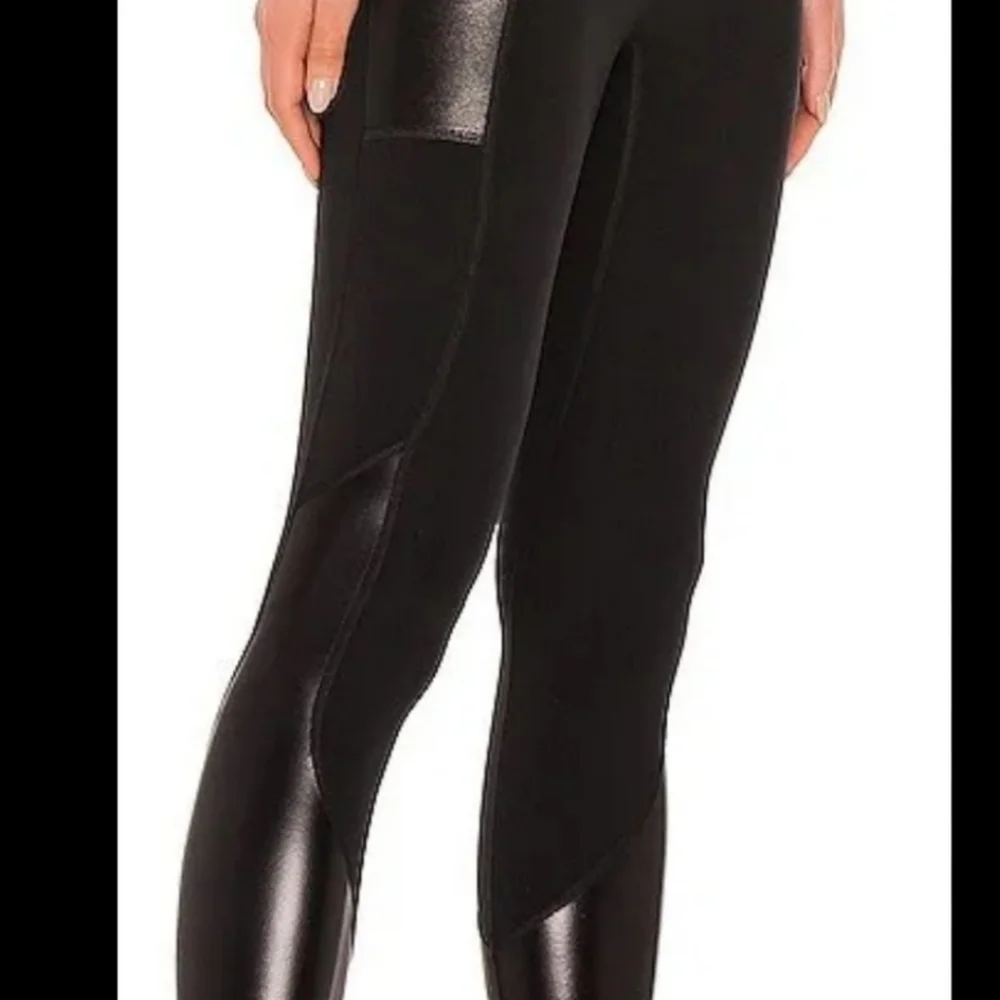 NWOT. Spanx Gloss Panel Leggings. Faux Leather Pockets. Black.Sz Small. - Picture 2 of 5